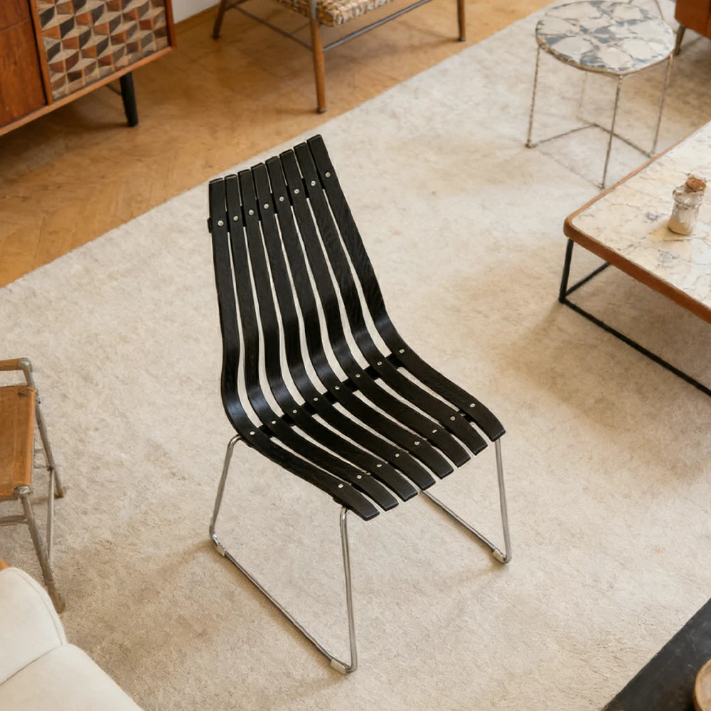 LIVARA Vintage Dining Chair - Curved Wooden Slat Seat with Metal Frame, Ergonomic Backrest, Stackable Design, Seat Height 44cm - Black