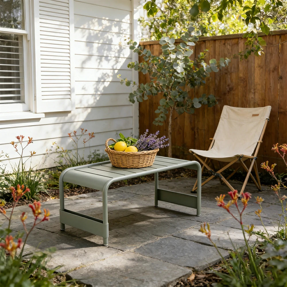 SOLARA Outdoor Bench Rust-Resistant Metal Frame Slatted Quick-Dry Seat Modern Rounded Design for Patio or Poolside
