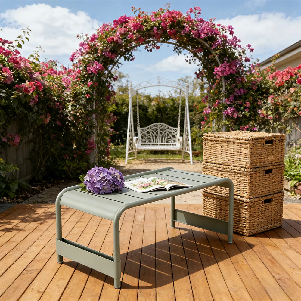 SOLARA Outdoor Bench Rust-Resistant Metal Frame Slatted Quick-Dry Seat Modern Rounded Design for Patio or Poolside